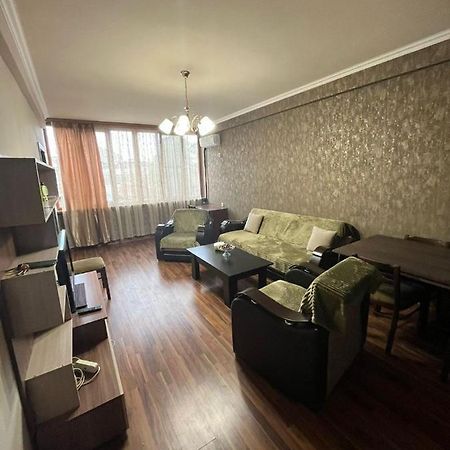 Comfortable And Spacious Apartment In City Center Yerevan Exterior photo