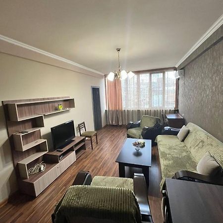 Comfortable And Spacious Apartment In City Center Yerevan Exterior photo